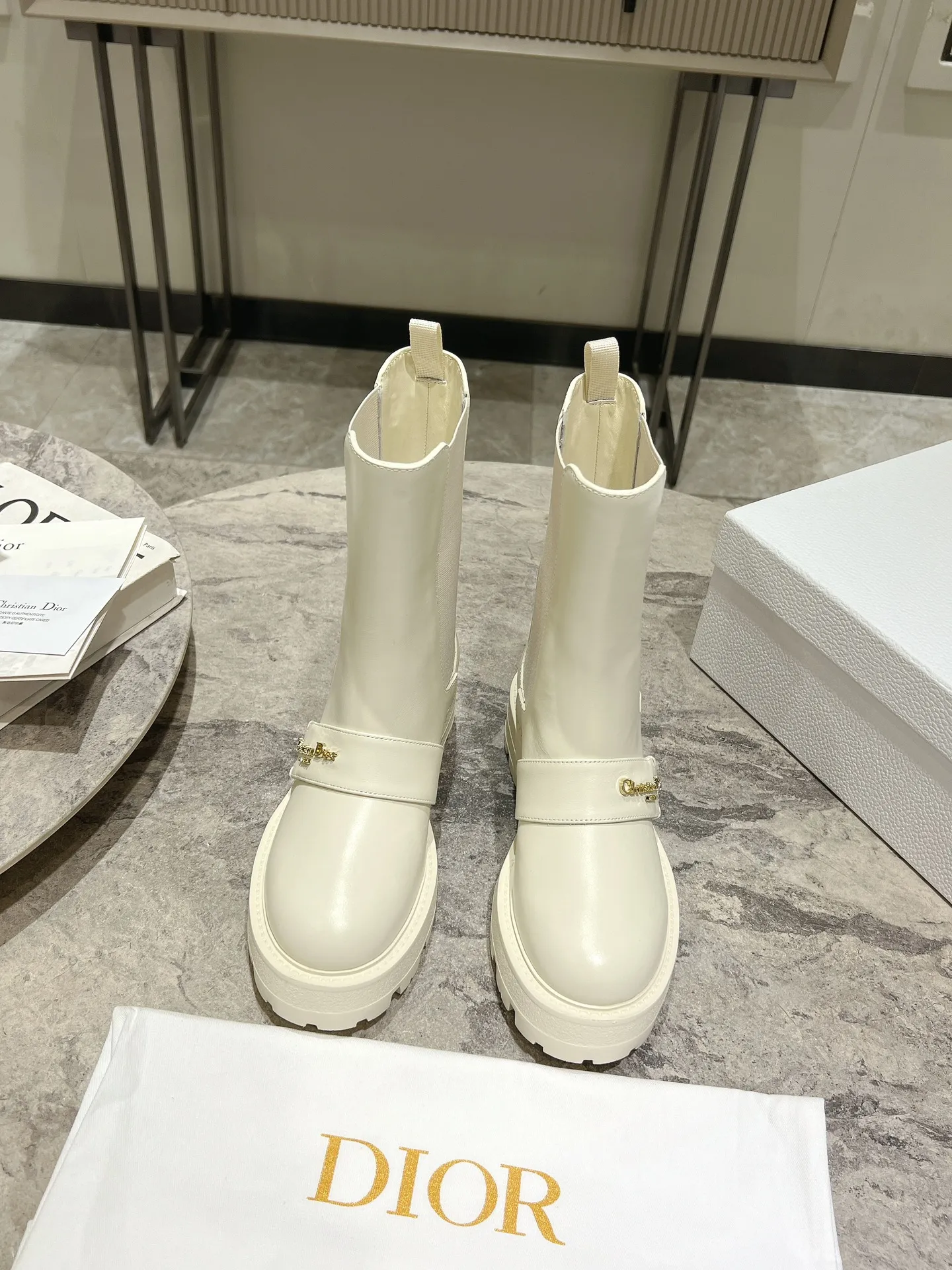 💰820 Dior Dior's new autumn and winter D-Town series punk style thick heel women's boots. The same style as the star's CD letter logo hardware buckle motorcycle knee-high boots. High-heeled square toe one-step knight high boots. Material: upper imported full-grain calfskin/open-edge beaded cowhide + water-dyed cowhide lining for feet + up foam outsole + original molded hardware buckle. Size: 35-39 Standard code (40.41 customized, non-refundable)